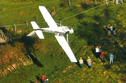 Imagem de um avião próximo a um cabo OPGW
