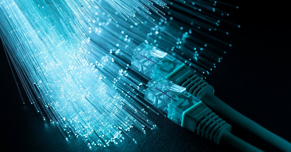 Fibra óptica azul, disponibilizando conexão banda larga.