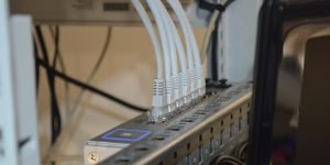 Imagem de um provedor digital de internet com diversos cabos conectados