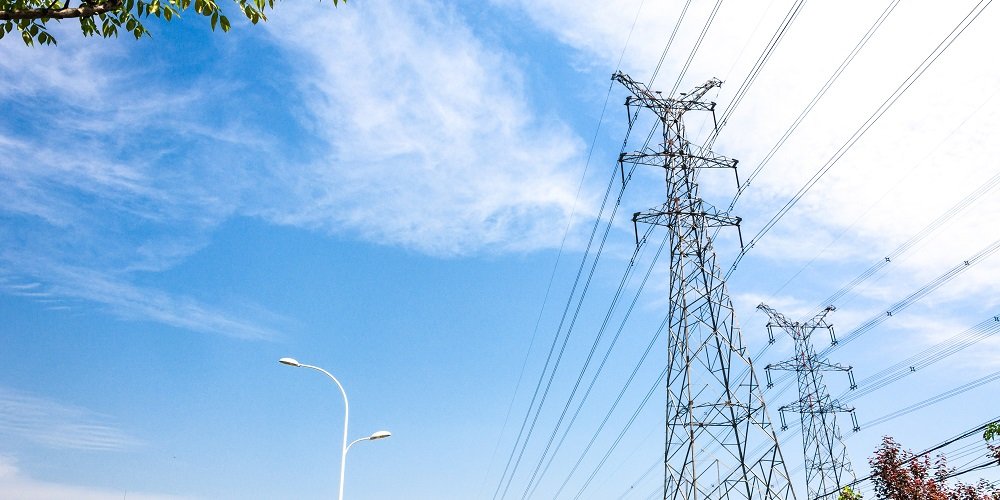 Imagem de cabos OPGW nas linhas de transmissão de energia elétrica de fio de alta tensão