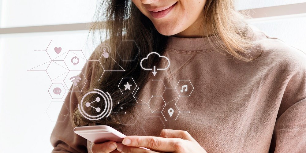 pessoa utilizando o celular