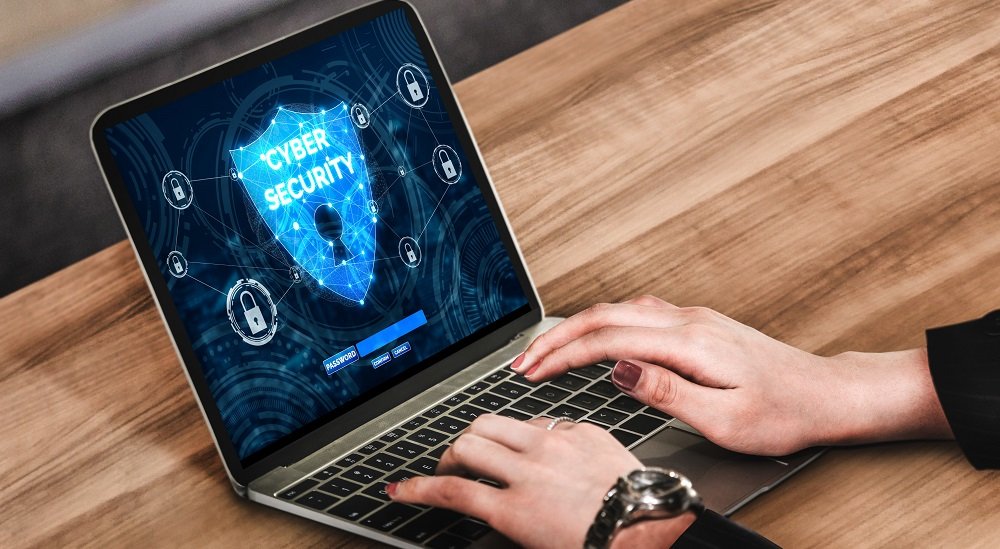 Mulher operando em um notebook simbolizando o início da operação da Lei Geral de Proteção de Dados