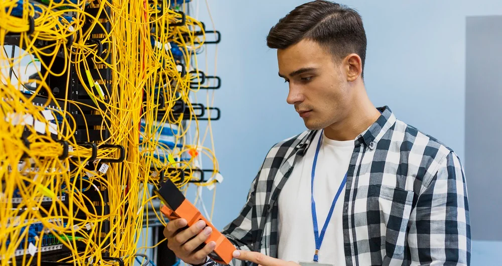 Técnico verificando resultado apontado pelo power meter