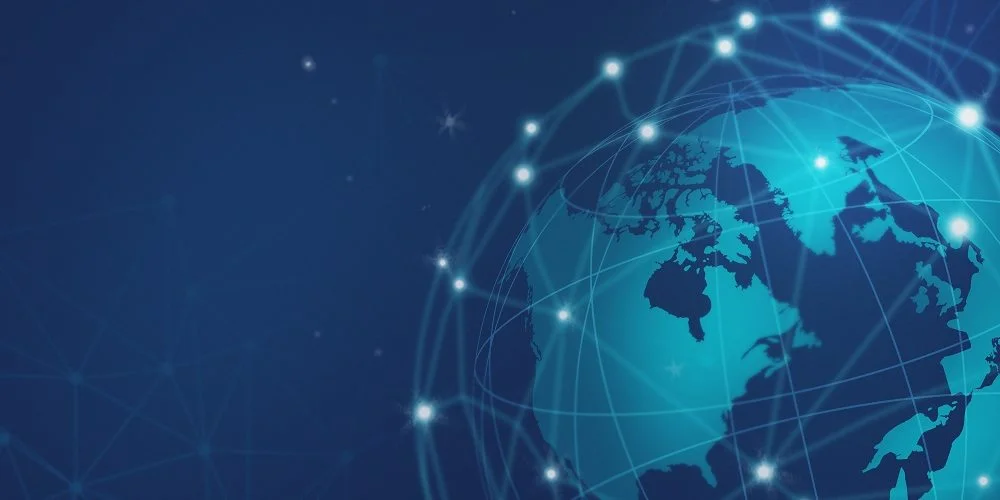 Globo terrestre em tons de azul cercado por linhas interconectadas com pontos de luz representando uma rede de Internet de fibra óptica