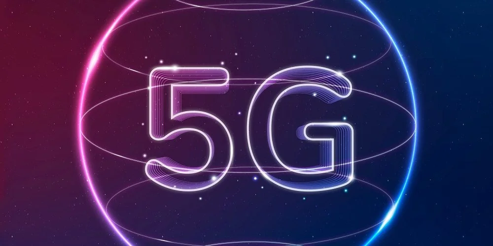 Ilustração dos caracteres 5G no interior de um círculo nas cores rosa, azul e lilás