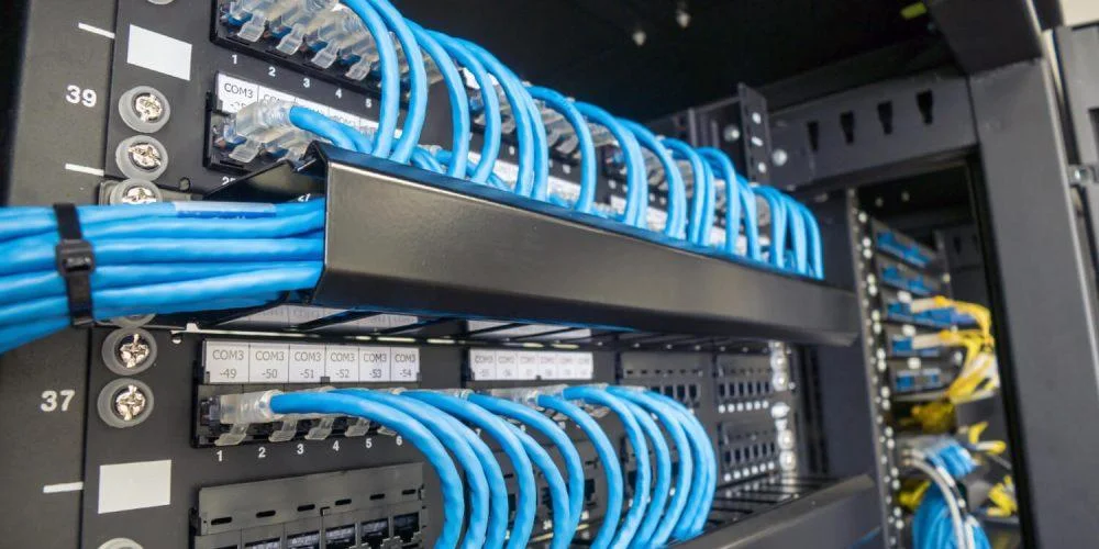 Cabos de internet ligados representando uma rede com tecnologia GPON