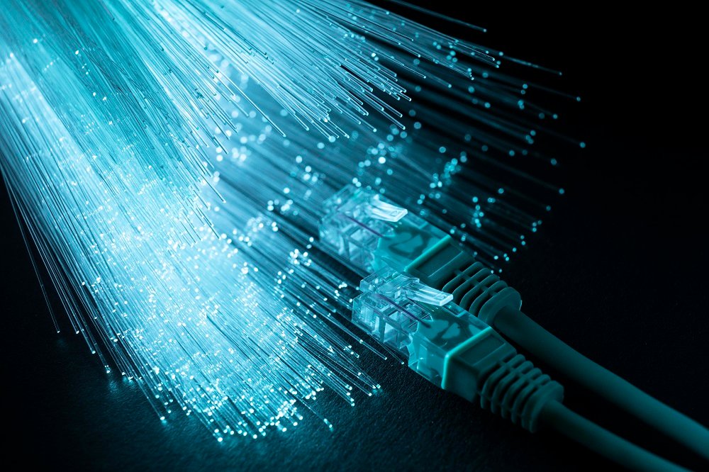 Fibra óptica azul com cabos ethernet