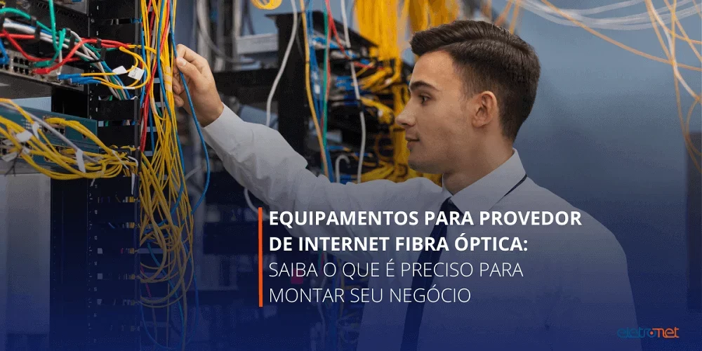 Profissional verificando equipamentos para provedor de internet fibra óptica.