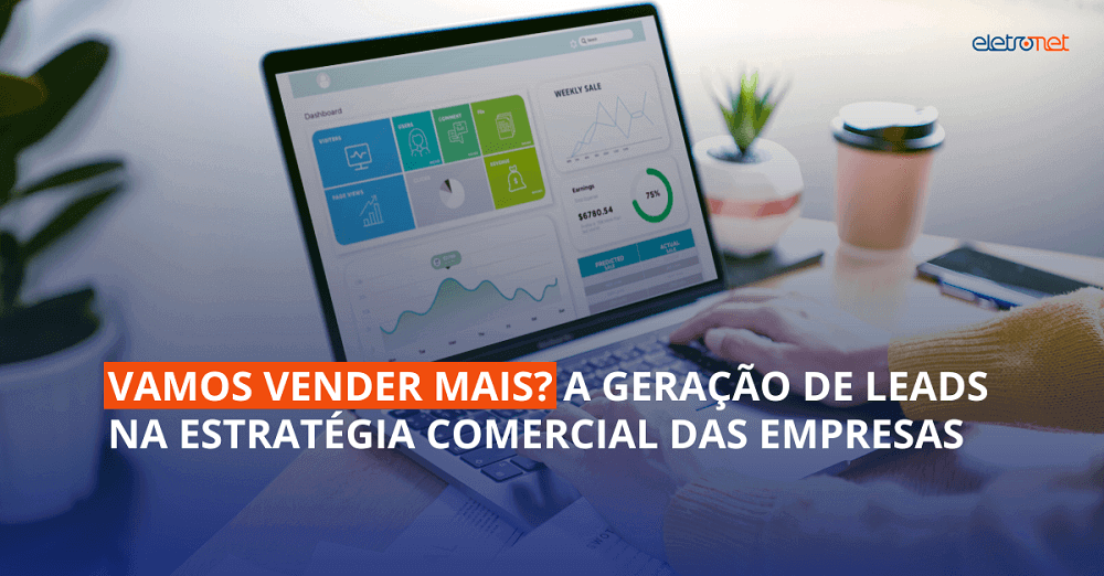 Imagem de um homem usando o notebook captando novos leads