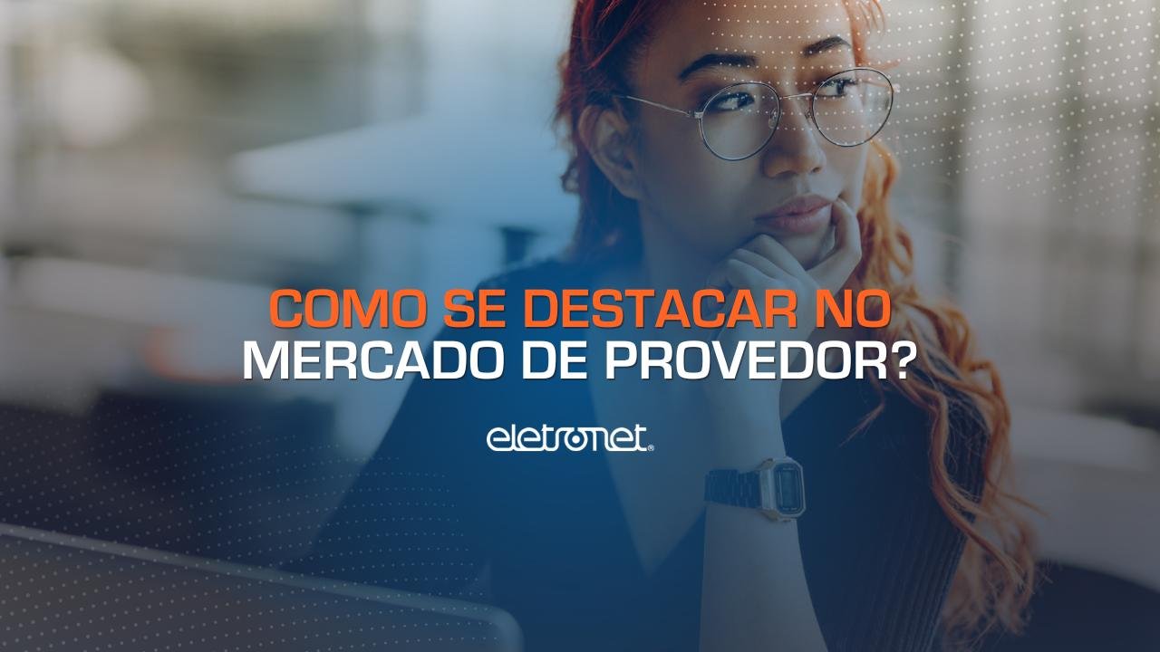 Imagem de uma mulher usando um Notebook e pensando em como se destacar no mercado de provedor