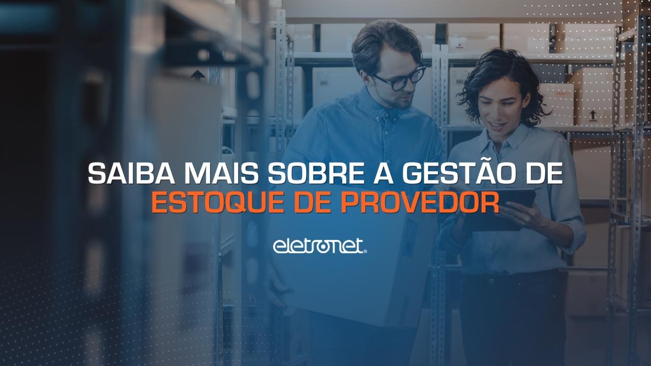 Imagem de duas pessoas fazendo a gestão de estoque de provedor.