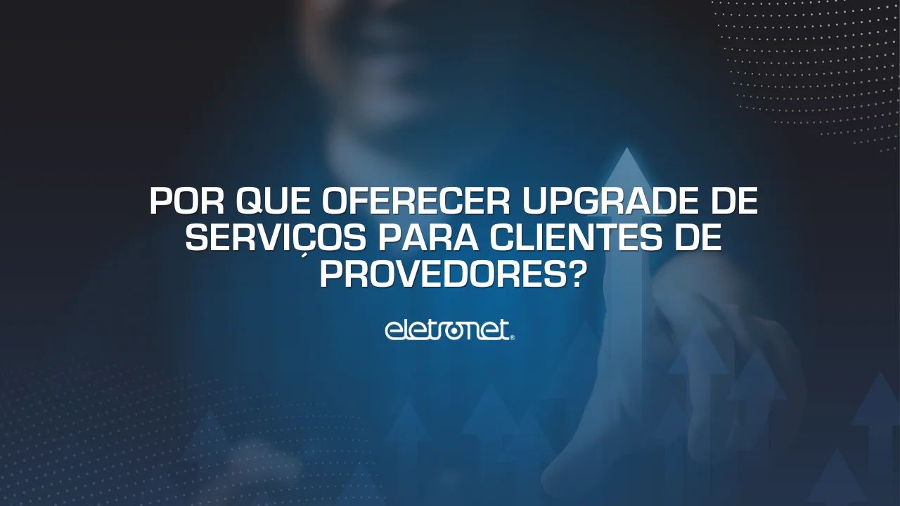 Imagem de uma mão pressionando o botão de upgrade presente em um teclado de computador.