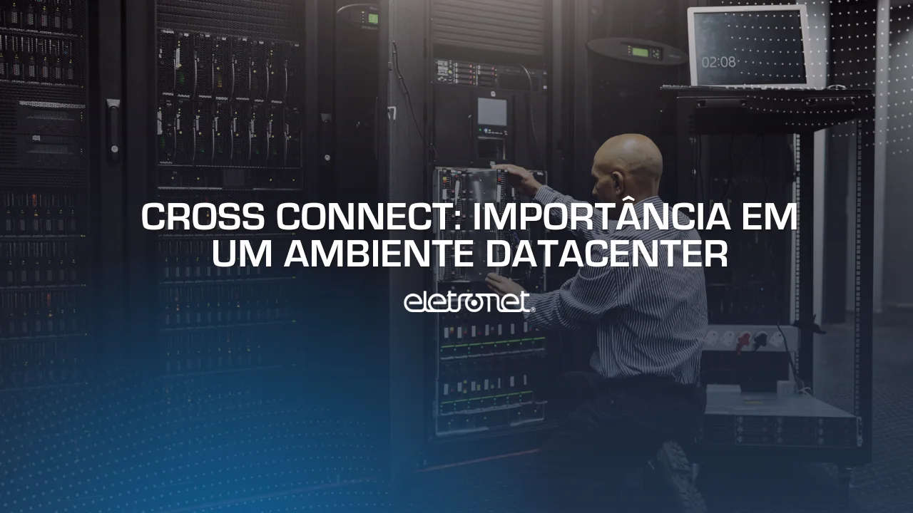 pessoa mexendo em um datacenter com tecnologia cross connect