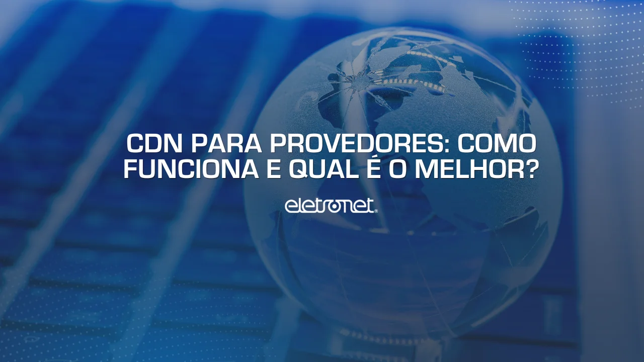 Miniatura transparente do globo terrestre sobre teclado de notebook representando a conectividade global rápida possibilitada pelo CDN para provedores.