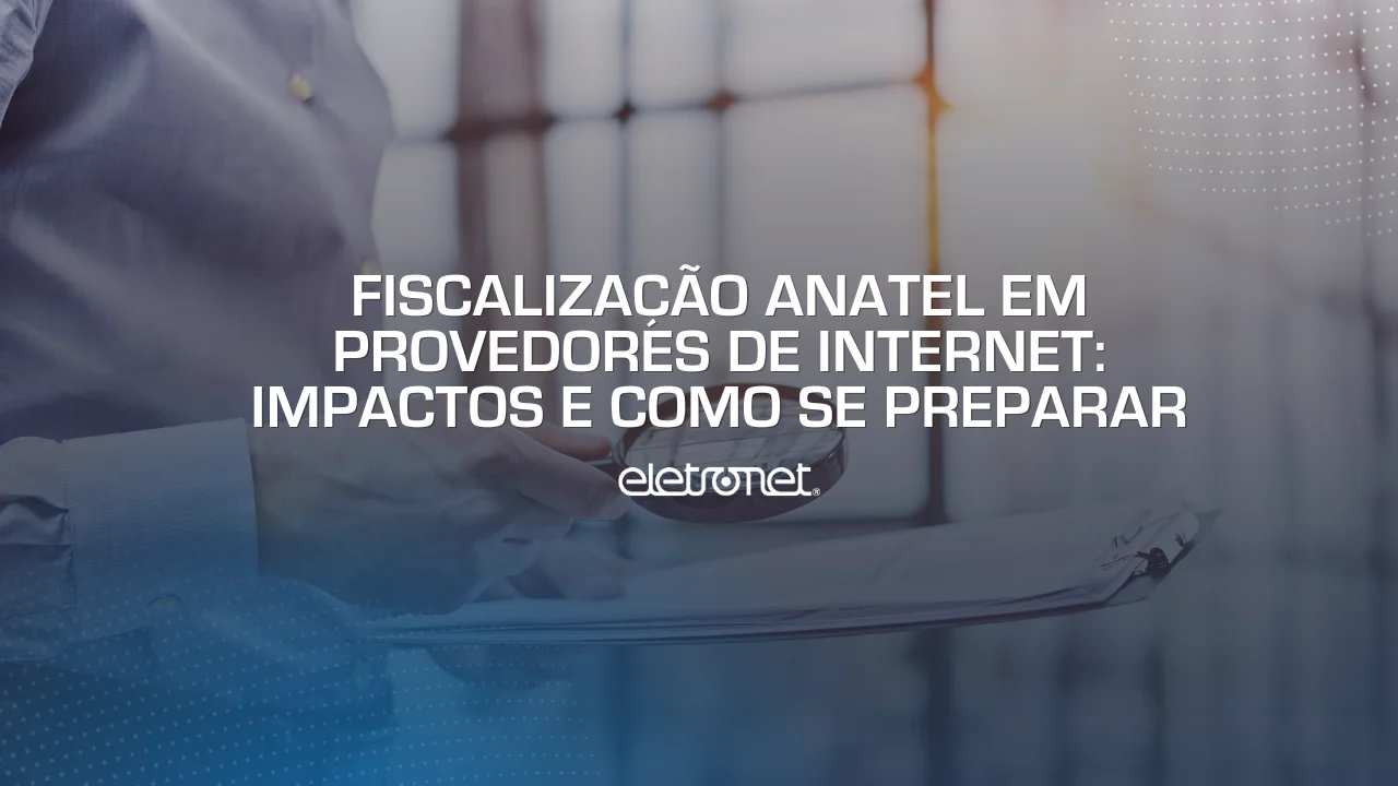 Homem de roupa social segurando prancheta e analisando documentos com lupa na mão, fazendo fiscalização Anatel em provedores de internet.