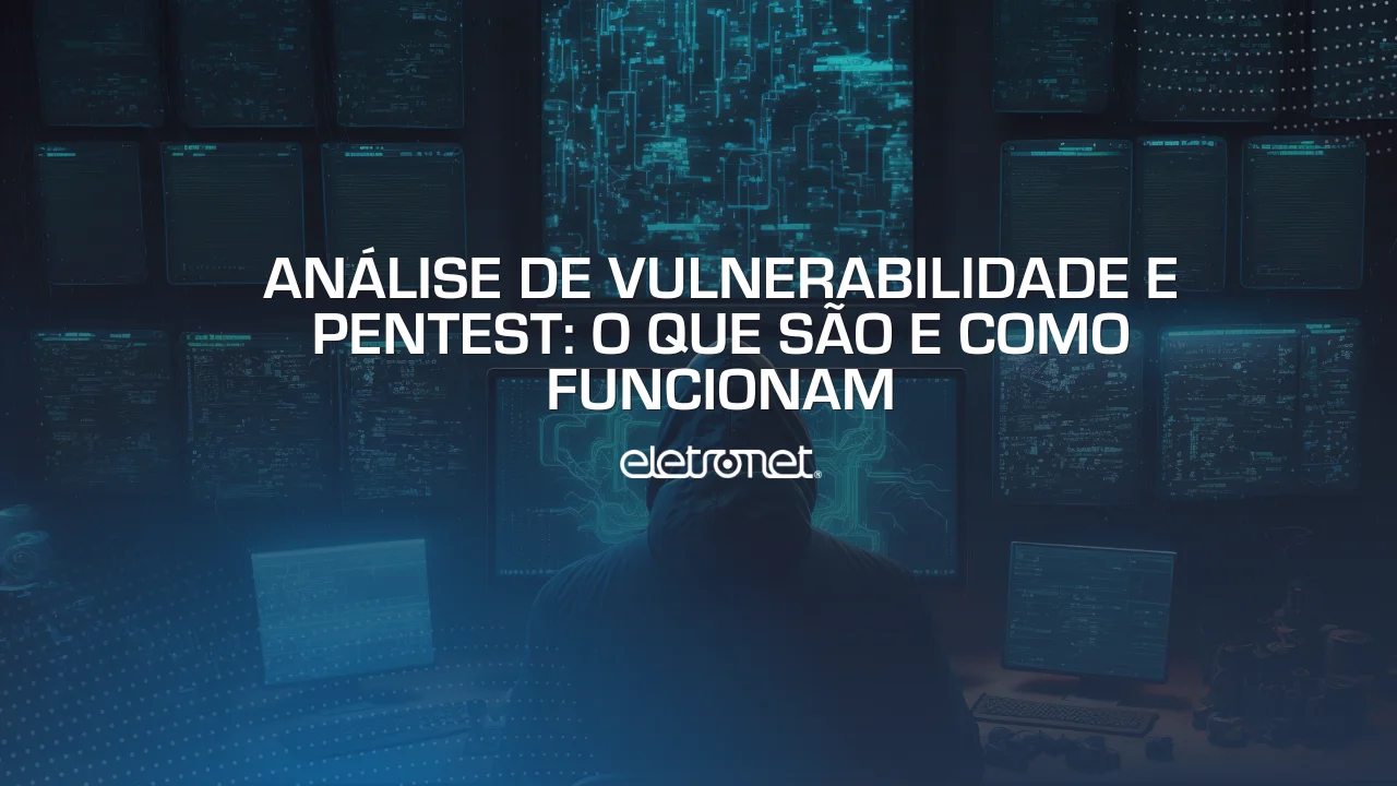Hacker de costas e de capuz sentando em uma mesa repleta de monitores, representando uma análise de vulnerabilidade.