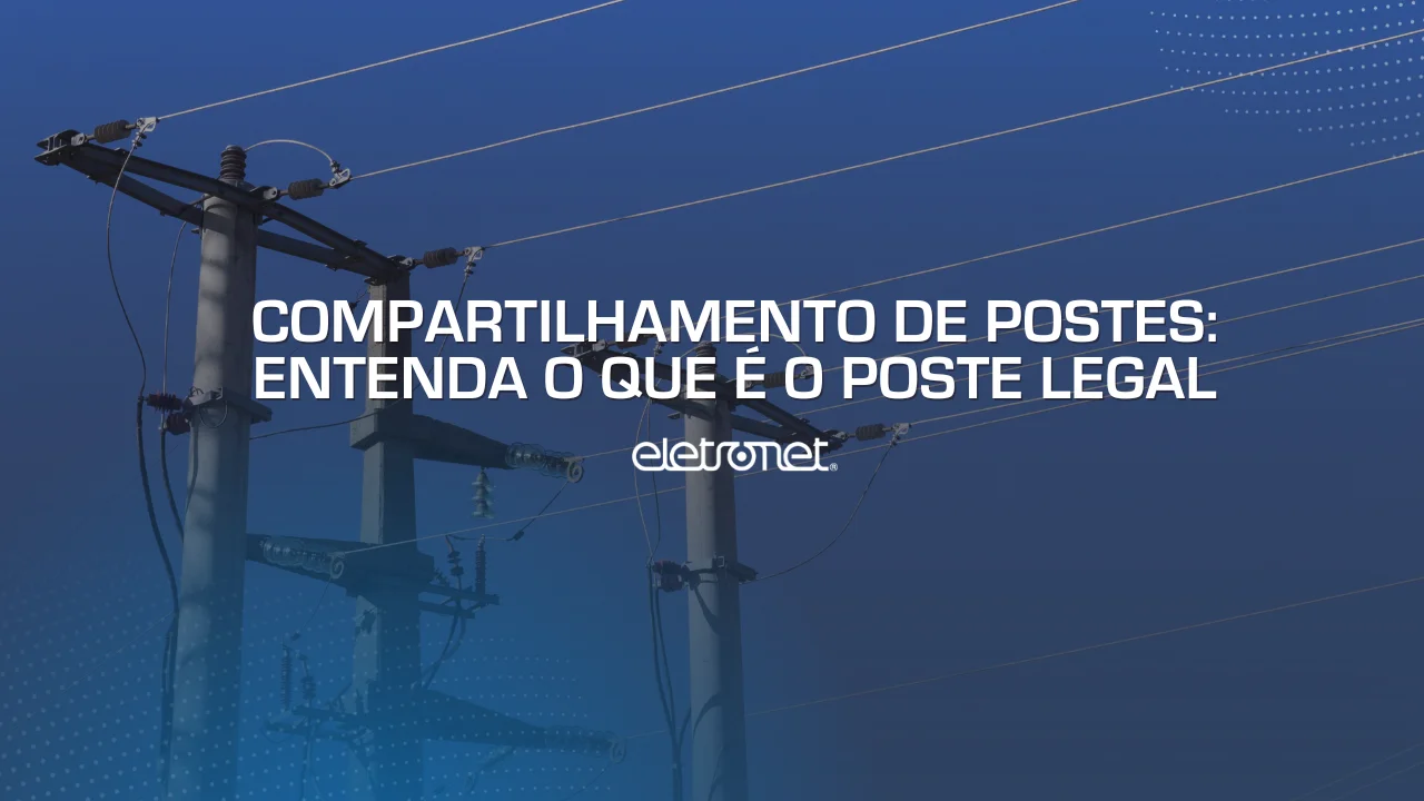 Três postes elétricos com fios e, atrás, um céu azul sem nuvens, representando o compartilhamento de postes.