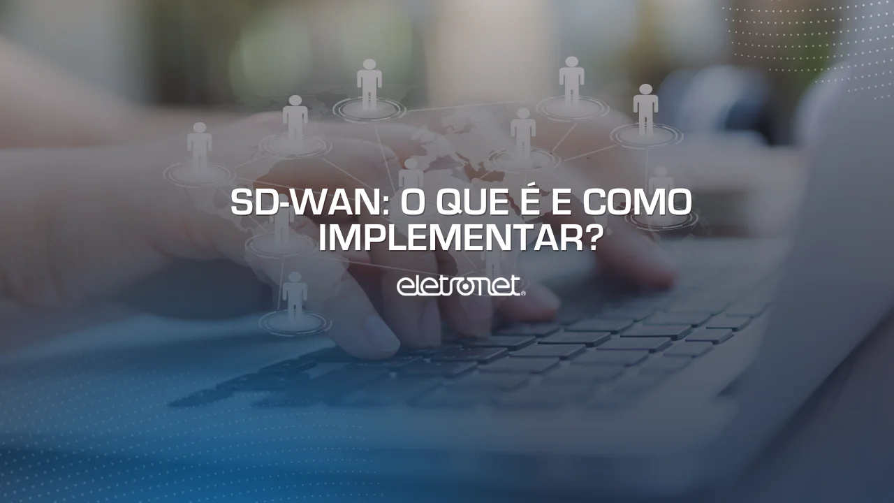 Mãos de pessoa branca usando notebook com imagem digital de um mapa sobre o teclado com bonecos, representando a conectividade via SD-WAN.