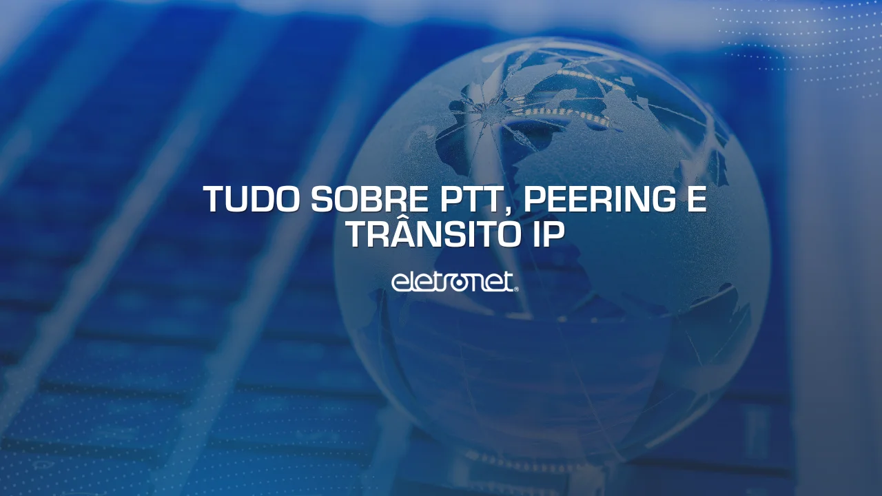Imagem de uma miniatura feita de vidro do globo terrestre sobre um teclado de computador representando a conexão global de internet e o PTT, peering e trânsito IP.