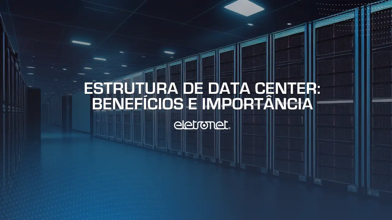 Foto em tons de azul com uma grande estrutura com diversos racks, representando a estrutura de data center.
