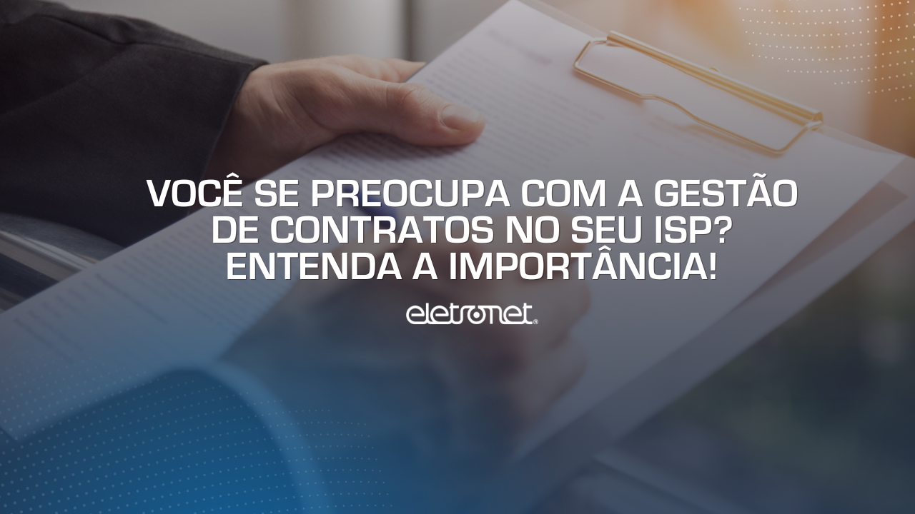 Mãos de homem branco de terno assinando um contrato representando a gestão de contratos.