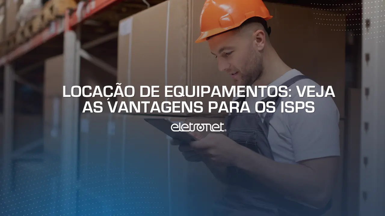 Homem realizando a locação de equipamentos para seu ISP por meio de um tablet