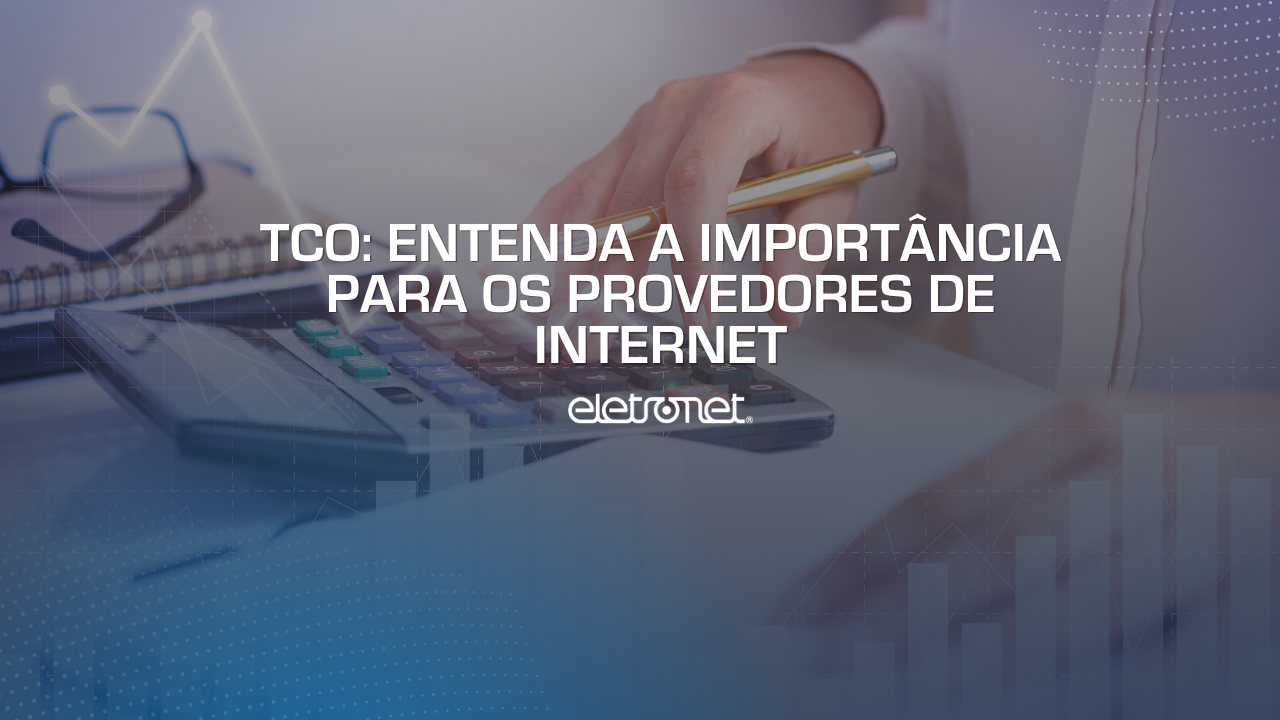 Mulher branca com caneta e calculadora calculando o TCO do provedor de internet.