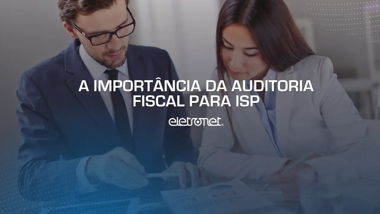 Sócios analisando documentos ao saberem da importância da auditoria fiscal para ISPs