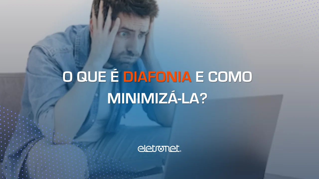 Cliente de um ISP sentado em frente a um notebook e irritado pela conexão lenta causada por diafonia.