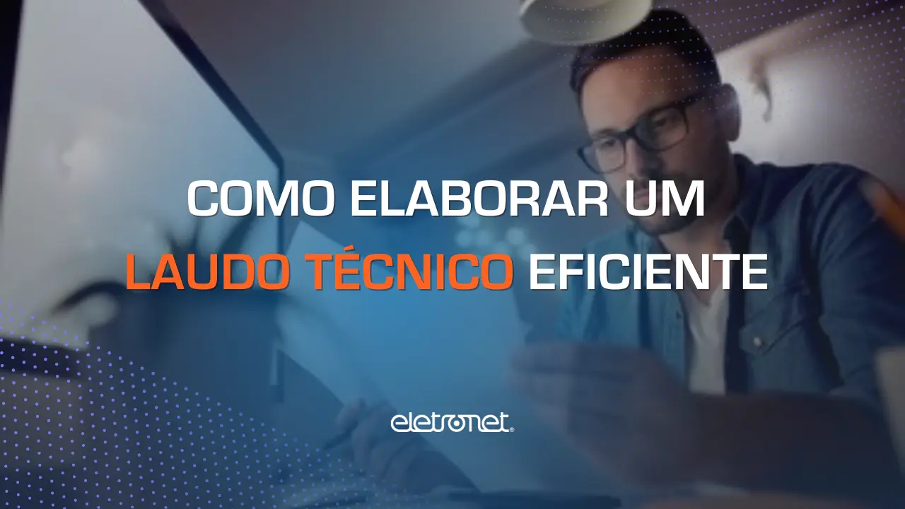 Homem branco de óculos em frente a um computador analisando documentos para fazer um laudo técnico.