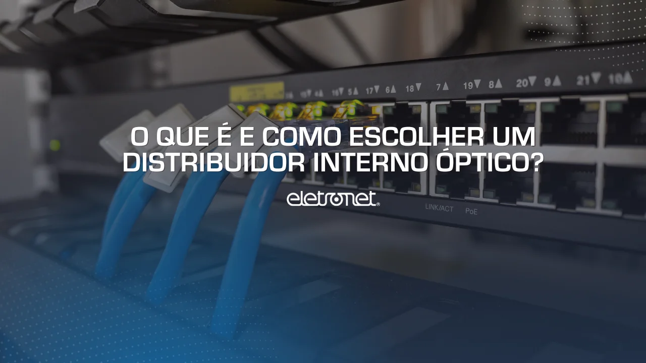 Cabos de internet conectados em um equipamento representando o distribuidor interno óptico.