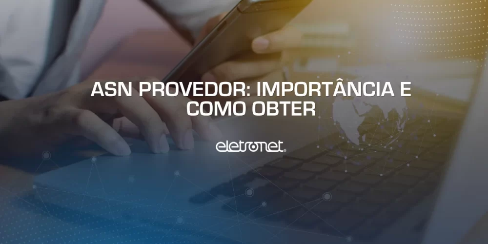 Pessoa segurando celular e usando notebook para fazer a solicitação do ASN para provedor.