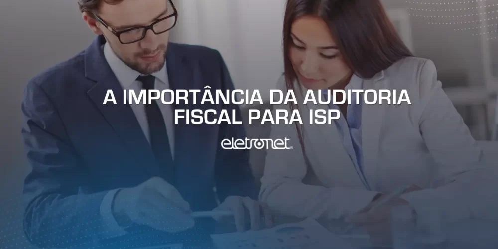 Sócios analisando documentos ao saberem da importância da auditoria fiscal para ISPs