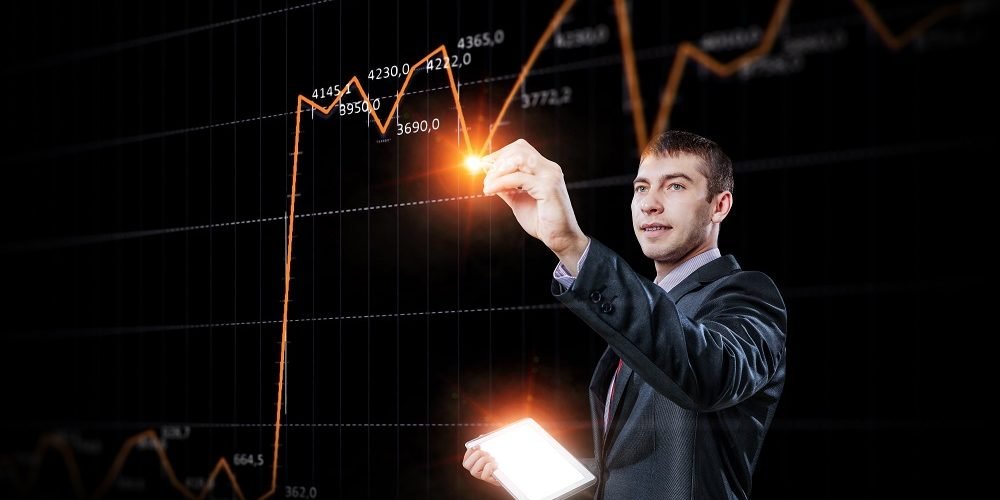 Homem escrevendo em um quadro ilustrando Bens de telecomunicações e informática