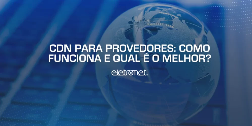 Miniatura transparente do globo terrestre sobre teclado de notebook representando a conectividade global rápida possibilitada pelo CDN para provedores.