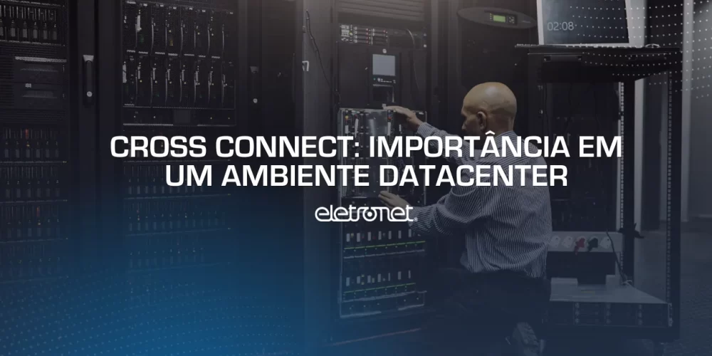 pessoa mexendo em um datacenter com tecnologia cross connect