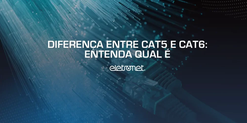 cabos de internet e fibras transparentes iluminadas em azul representando a diferena entre cat5 e cat6.