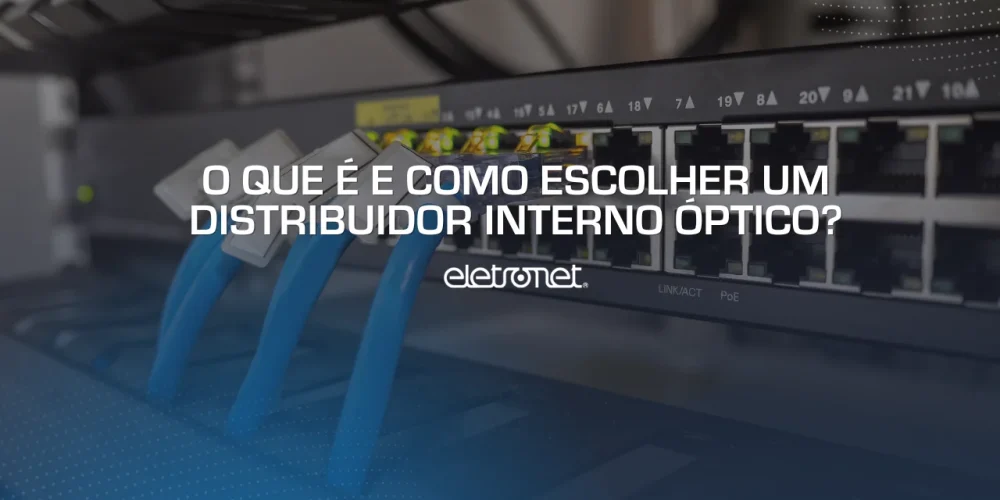Cabos de internet conectados em um equipamento representando o distribuidor interno óptico.