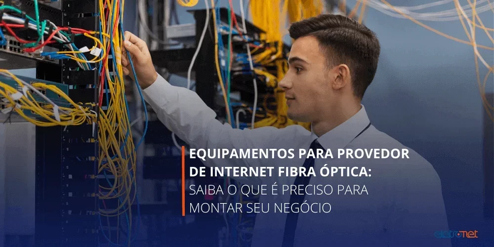 Profissional verificando equipamentos para provedor de internet fibra óptica.
