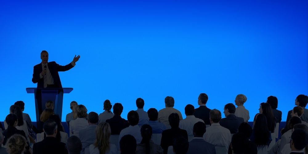 Homem participando da agenda de feiras para provedores de internet