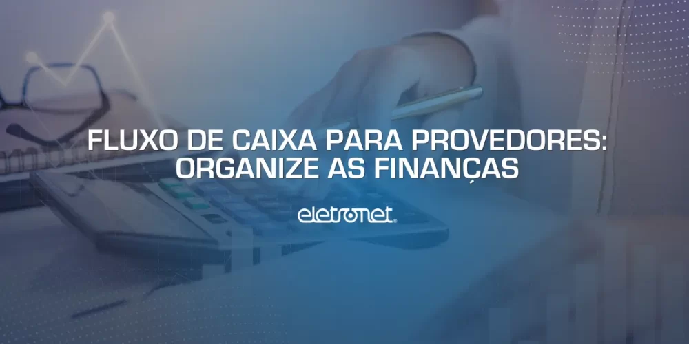 Mulher usando calculadora, analisando o fluxo de caixa para provedores.
