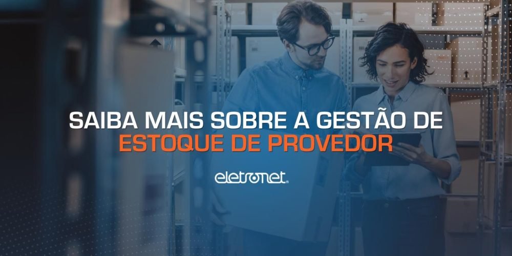 Imagem de duas pessoas fazendo a gestão de estoque de provedor.