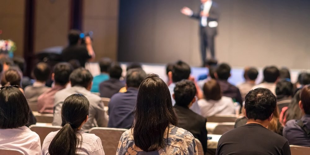 Pessoas assistindo uma palestra no evento iBusiness 2023