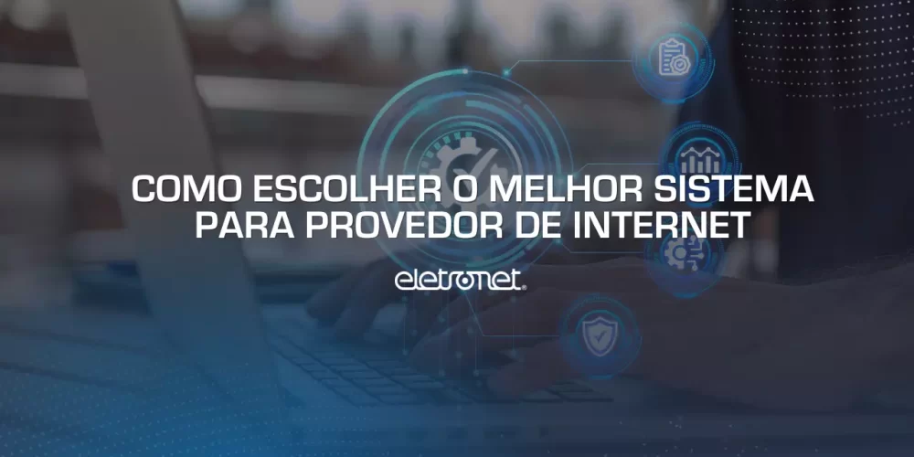 pessoa com as mãos no teclado fazendo uma busca na internet