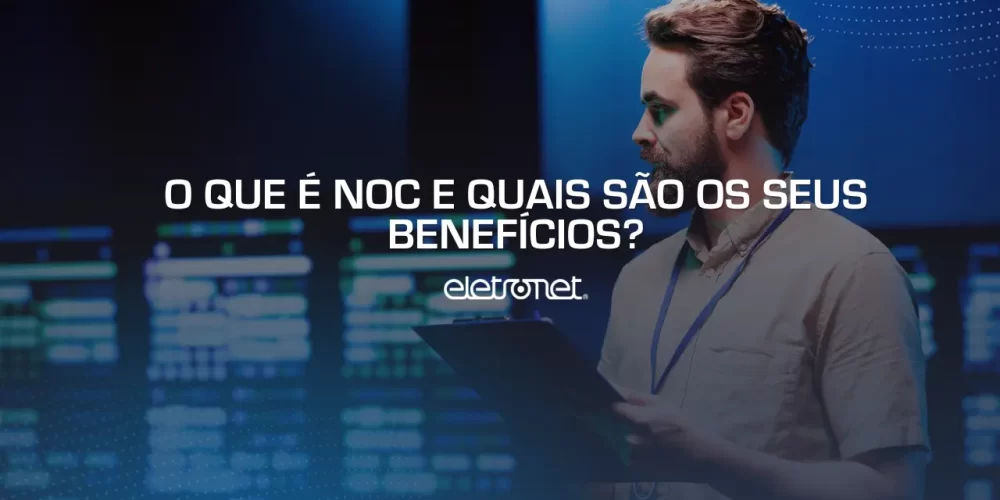 Técnico de TI trabalhando com prancheta na mão em um NOC com equipamentos ao fundo