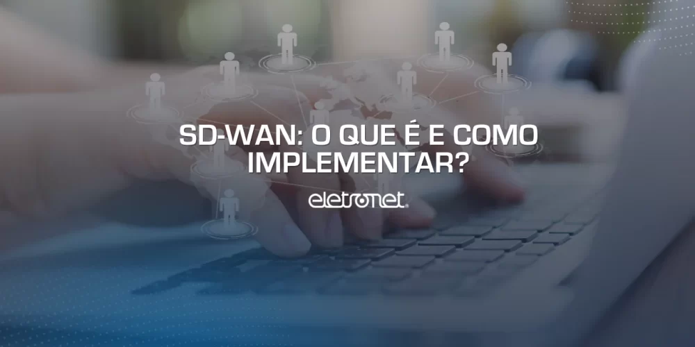 Mãos de pessoa branca usando notebook com imagem digital de um mapa sobre o teclado com bonecos, representando a conectividade via SD-WAN.