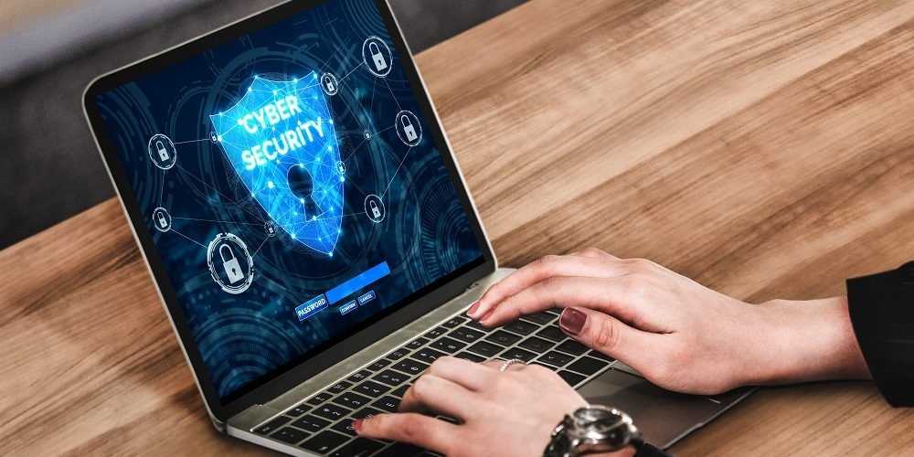 Mulher operando em um notebook simbolizando o início da operação da Lei Geral de Proteção de Dados