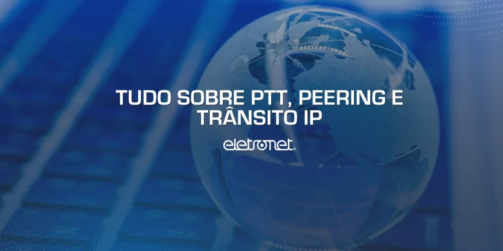 Imagem de uma miniatura feita de vidro do globo terrestre sobre um teclado de computador representando a conexão global de internet e o PTT, peering e trânsito IP.