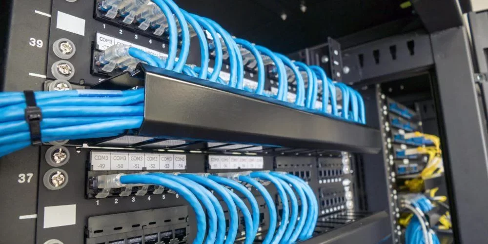 Cabos de internet ligados representando uma rede com tecnologia GPON