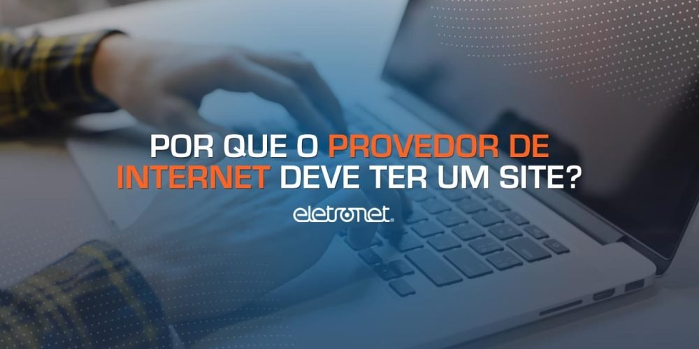 Imagem de uma pessoa mexendo no notebook e criando um site.